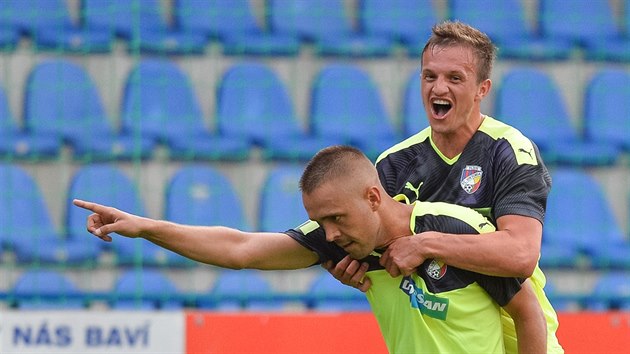 Luděk Pernica (vlevo) a Jan Kopic se radují z plzeňského gólu. Luděk Pernica (vlevo) a Jan Kopic se radují z plzeňského gólu.