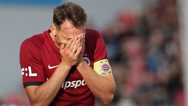 Sparťanský útočník Libor Kozák nevěří svým očím během duelu se Slováckem. Sparťanský útočník Libor Kozák nevěří svým očím během duelu se Slováckem.