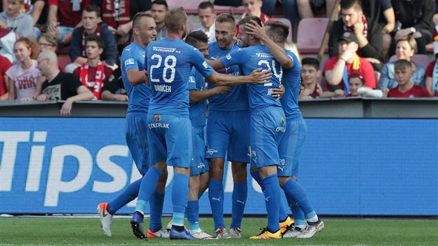 Fotbalisté Slovácka slaví gól na hřišti Sparty. Fotbalisté Slovácka slaví gól na hřišti Sparty.