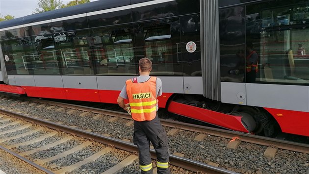 Krátce po 17 hodině došlo v Praze na Vinohradské hřbitovy k vykolejení... Krátce po 17 hodině došlo v Praze na Vinohradské hřbitovy k vykolejení...