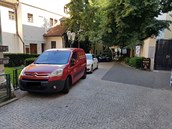 Můžou tato auta parkovat v pěší zóně?
