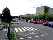 Stání aut u kolejí na Jižním Městě jsou zdrojem prachu.