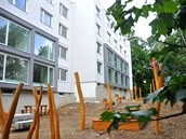 V panelovém domě v Klášterní ulici bývaly dříve byty. Od září se sem nastěhují... V panelovém domě v Klášterní ulici bývaly dříve byty. Od září se sem nastěhují...