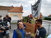 Andrej Babiš navštívil Netřebice. Místní obyvatelé premiéra vítali, ale... Andrej Babiš navštívil Netřebice. Místní obyvatelé premiéra vítali, ale...