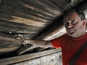 Farář Petr Ivan Božik ukazuje místa, kudy do krovu kostela svatého Ignáce... Farář Petr Ivan Božik ukazuje místa, kudy do krovu kostela svatého Ignáce...