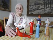 S červenou dřevěnou panenkou si Marta Kovaříková hrávala jako dítě na statku... S červenou dřevěnou panenkou si Marta Kovaříková hrávala jako dítě na statku...