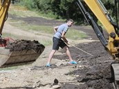 Pracovníci zarovnávají ve Ski&Bike areálu Špičák na Šumavě jeden z úseků... Pracovníci zarovnávají ve Ski&Bike areálu Špičák na Šumavě jeden z úseků...