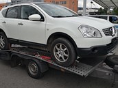 Přívěsu taženém dodávkou chybělo kolo. Přívěsu taženém dodávkou chybělo kolo.