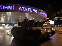 Turetí vojáci pi pokusu o pu obsadili i Atatürkovo letit v Istanbulu. (15....