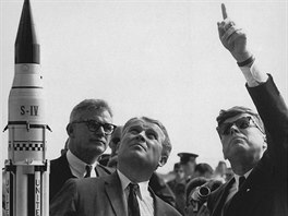 Dr. Wernher von Braun (uprosted) ukazuje v listopadu 1963 prezidentovi...