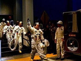 Astronauti Apolla 11 se pesouvají k raket.
