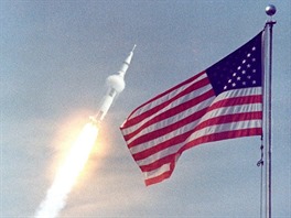 Tři Američané právě odstartovali na misi, kterou bedlivě sleduje celý svět.