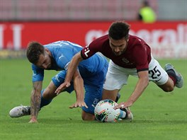 Sparťanskı záložník Michal Trávník (vpravo) a Marek Havlík ze Slovácka skončili...