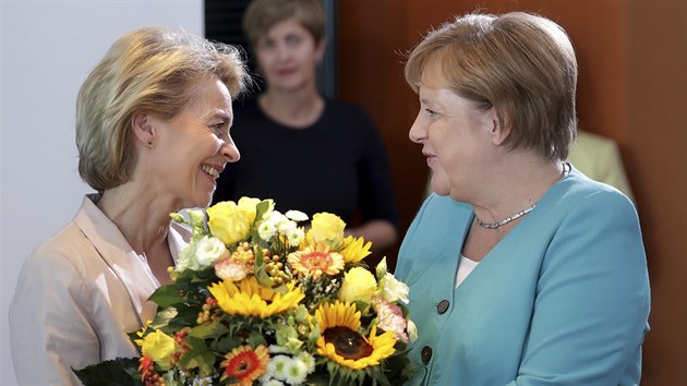 Nmeck kanclka Angela Merkelov (vpravo) pedv v berlnskm kanclstv kvtiny zvolen fce Evropsk komise Ursule von der Leyenov (17. ervence 2019)