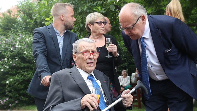 Novin Petr Uhl (vlevo) a bval ministr zahrani Jan Kavan (vpravo). (11. ervence 2019)