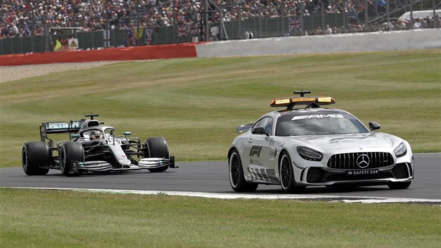 Lewis Hamilton z Mercedesu nsleduje safety car bhem Velk ceny Britnie.