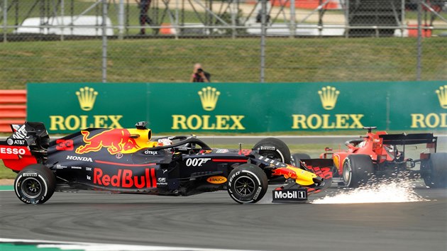 Srka mezi Maxem Verstappenem z Red Bullu a Sebastianem Vettelem z Ferrari bhem Velk ceny Britnie.