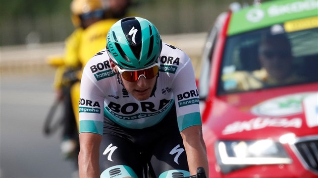 Lukas Pstlberger z Bory - hansgrohe lape v samostatnm niku bhem devt etapy Tour de France.
