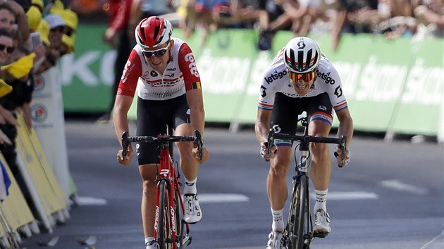 Daryl Impey (vpravo) a Tiesj Benoot sprintuj do cle devt etapy Tour de France.