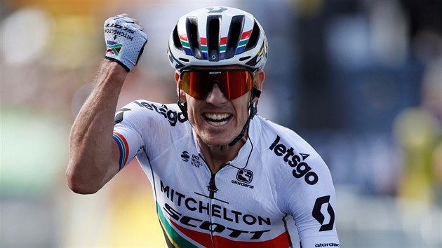 Daryl Impey z tmu Mitchelton-Scott se raduje z vtzstv v devt etap Tour de France.