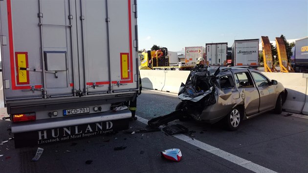 Na dlnici D1 na 139. kilometru se srazila dv nkladn a jedno osobn auto. Nehoda si vydala dv lehk zrann.