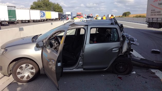 Na dlnici D1 na 139. kilometru se srazila dv nkladn a jedno osobn auto. Nehoda si vydala dv lehk zrann.