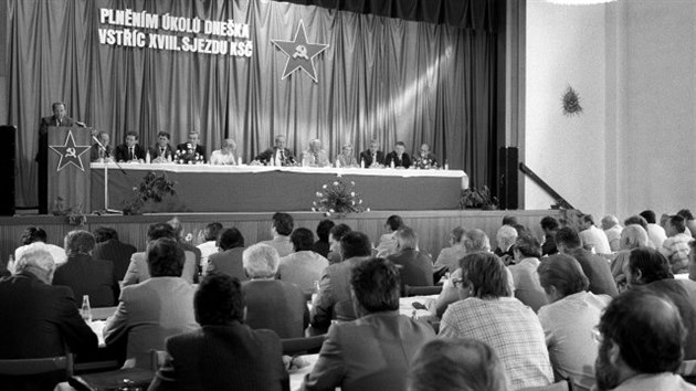 Generln tajemnk V KS Milou Jake hovo ped okresnmi komunistickmi funkcioni v ervenm Hrdku na Plzesku. (17. ervence 1989)