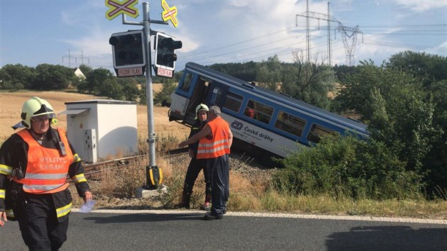 U obce Pina na Rakovnicku se srazila dodvka s vlakem. Pi nehod zemel jeden lovk. (13. ervence 2019)