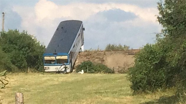 U obce Pina na Rakovnicku se srazila dodvka s vlakem. Pi nehod zemel jeden lovk. (13. ervence 2019)