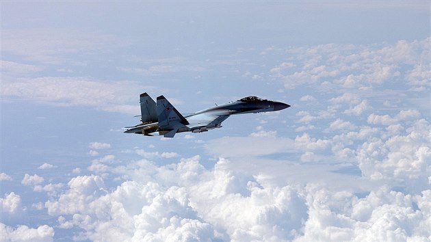 Rusk bojov stroj Su-35 nad Baltem