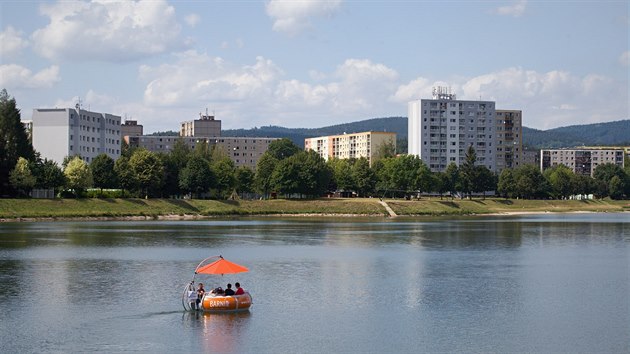 Na jabloneckou pehradu vyplul barnk.