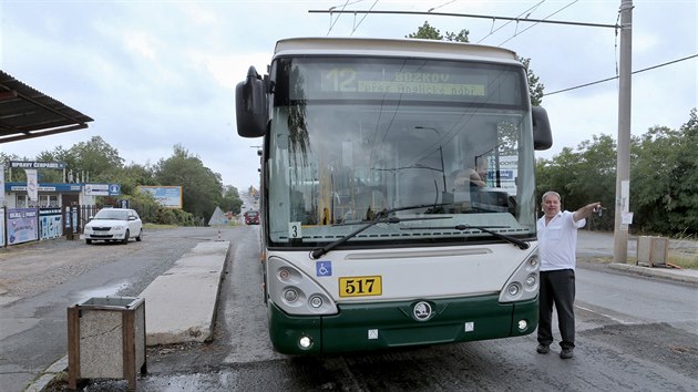 Oteven elezninho nadjezdu a kruhovho objezdu v Domalick ulici. Pracovnk dopravnch podnik vpout na novou komunikaci prvn trolejbus. (12. ervence 2019)