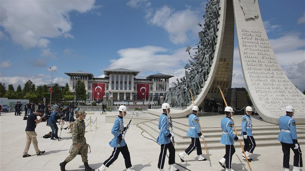 Turci si pipomnaj tet vro pokusu o pu. Na snmku Pamtnk muednk u prezidentskho palce v Ankae. (15. ervence 2019)