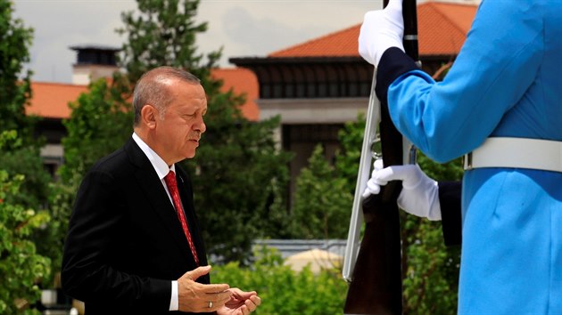 Turci si pipomnaj tet vro pokusu o pu. Tureck prezident Recep Tayyip Erdogan se modl u Pamtnku muednk u prezidentskho palce v Ankae. (15. ervence 2019)