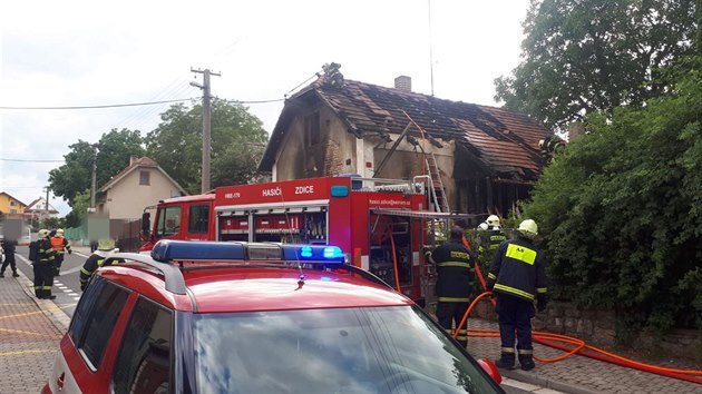 V obci Tma na Berounsku hoel rodinn dm. (9. ervence 2019)