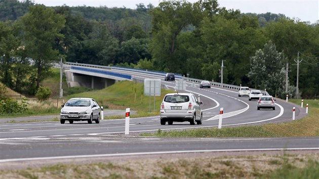 Po zhruba tyi a pl kilometru dlouhm obchvatu Lechovic na Znojemsku se idii poprv projeli
ve stedu 26. ervna. Stl 271 milion korun bez DPH a je soust silnice I/53.