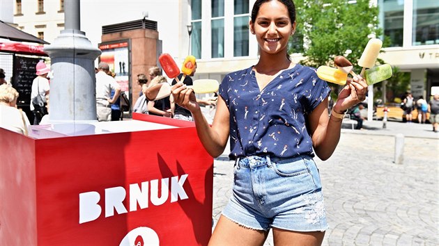 Albta Florinov a Aneli Mrzov (na snmku) nabz sv Brnuky na Zelnm trhu. Za 25 a 55 korun lid dostanou nanuky s pchut avokda i zzvoru, ale tak aperolu nebo mojita.