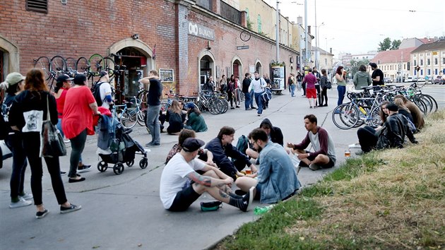 Brnnsk klub Bajkazyl mus omezit hudbu kvli mstsk vyhlce, kter se vztahuje pouze na ulici Dornych. Vkendov oslava tvrtch narozenin klubu se tak konala v komornjm duchu.