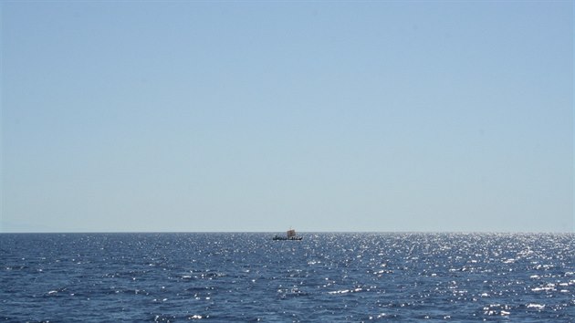 Na vydlaban replice pravkho lunu se dvacet mu plavilo po eckch ostrovech na Krtu.