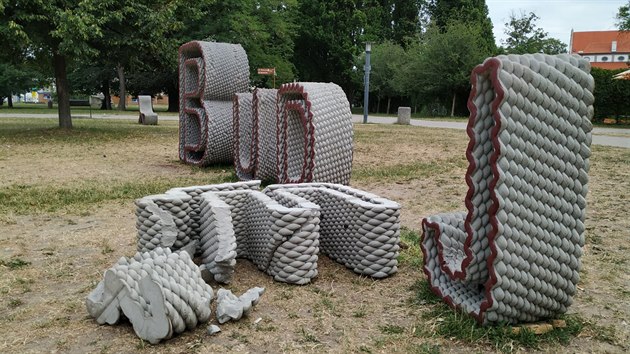 Npis Budjce vytvoil robot formou 3D tisku. Lid si ho rychle oblbili. Vandal ho ale st zniil.