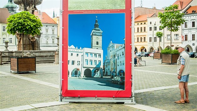 Na nmst Pemysla Otakara II. je k vidn v poad u sedm vstava Milana Bindera Kdy stolet mstem prolet, co jsou velkoformtov srovnvac fotografie na panelech dva x pt metr.