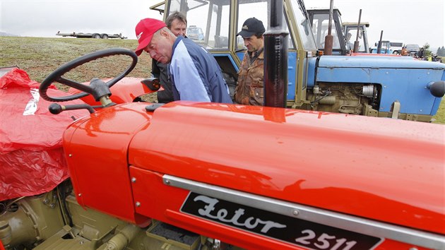 Setkn historickch traktor ve krdlovicch na rsku se letos konalo u popt. I kdy byly na pehldce v pevaze zetory rznch typ a data vroby, nechybly ani traktory znaek Ursus, IFA, Renault, Massey Ferguson a dal.