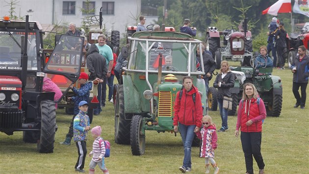 Setkn historickch traktor ve krdlovicch na rsku se letos konalo u popt. I kdy byly na pehldce v pevaze zetory rznch typ a data vroby, nechybly ani traktory znaek Ursus, IFA, Renault, Massey Ferguson a dal.