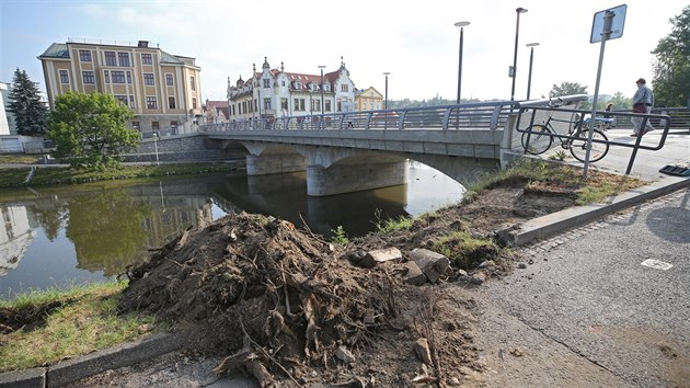 Dlnci dostavuj jedin chybjc sek cyklostezky podl Szavy v centru Havlkova Brodu. Kvli chystan asfaltce muselo padnout nkolik vzrostlch strom. Mnoha obyvatelm msta se to nelb.