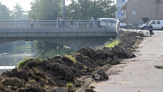 Dlnci dostavuj jedin chybjc sek cyklostezky podl Szavy v centru Havlkova Brodu. Kvli chystan asfaltce muselo padnout nkolik vzrostlch strom. Mnoha obyvatelm msta se to nelb.