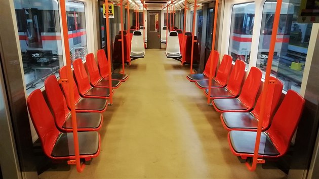 V praskm metru na lince C si cestujc mohou od stedy vyzkouet nov typ sedaek. (11. ervence 2019)