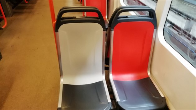 V praskm metru na lince C si cestujc mohou od stedy vyzkouet pln nov typ sedaek. (11. ervence 2019)