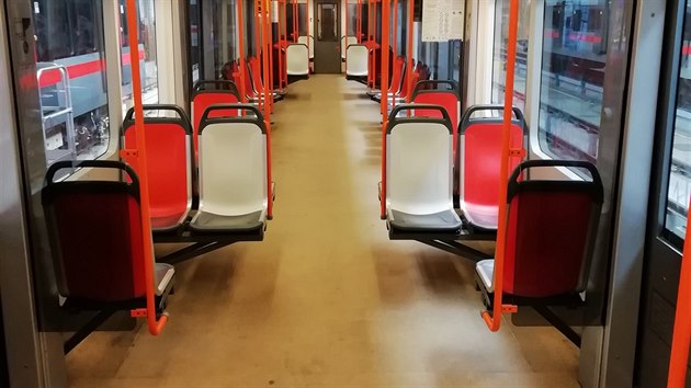 V praskm metru na lince C si cestujc mohou od stedy vyzkouet nov typ sedaek. (11. ervence 2019)