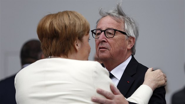 Nmeck kanclka Angela Merkelov se vt s pedsedou Evropsk komise Jean-Claudem Junckerem. (14. ervence 2019)