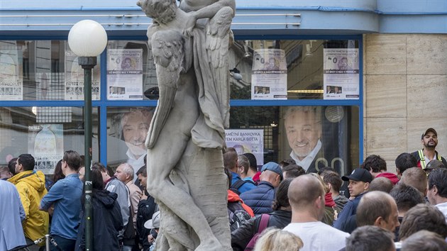 Posledn bankovka byla prodna po tyech hodinch. (14. ervence 2019)